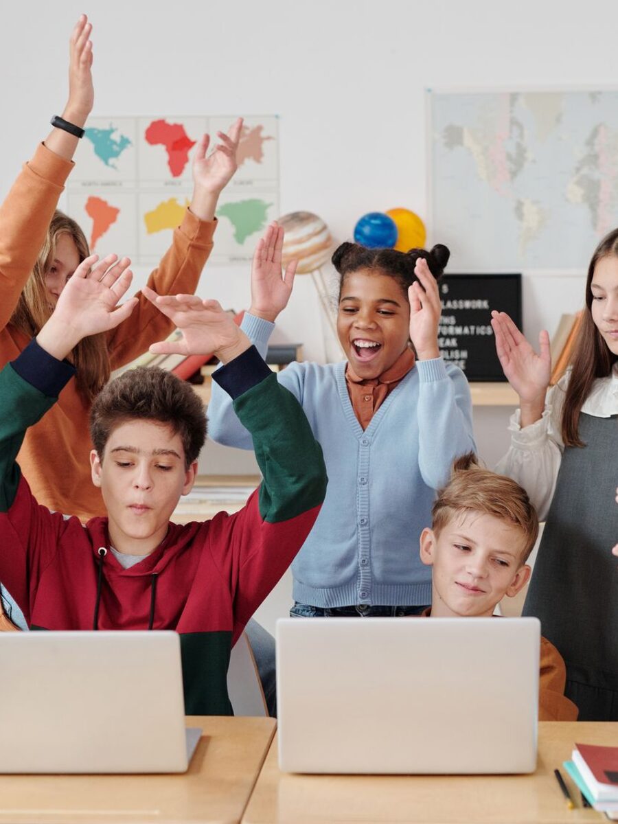 Étudiants en classe levant la main